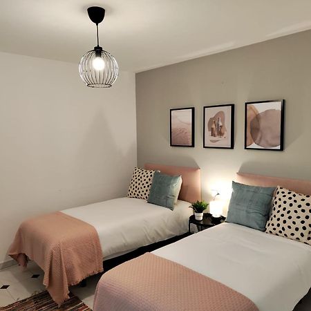Wintowinrentals Your Home Steps From The Center マラガ エクステリア 写真