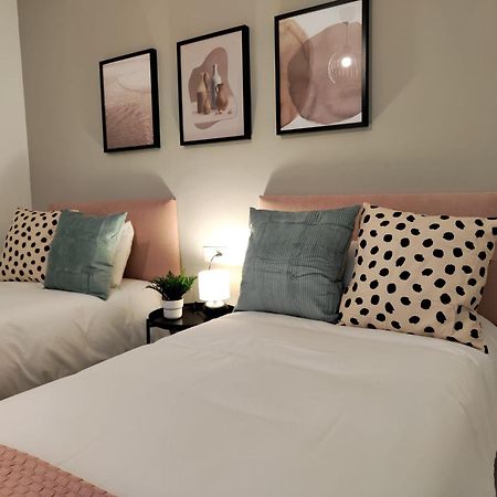 Wintowinrentals Your Home Steps From The Center マラガ エクステリア 写真