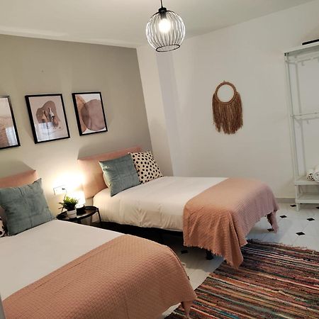 Wintowinrentals Your Home Steps From The Center マラガ エクステリア 写真