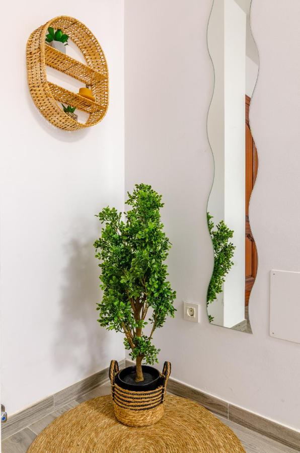 Wintowinrentals Your Home Steps From The Center マラガ エクステリア 写真