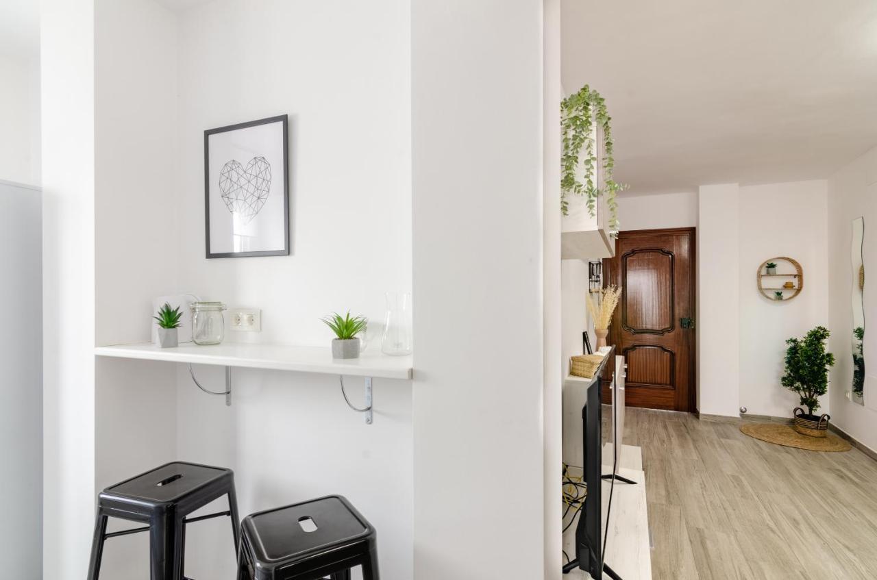 Wintowinrentals Your Home Steps From The Center マラガ エクステリア 写真