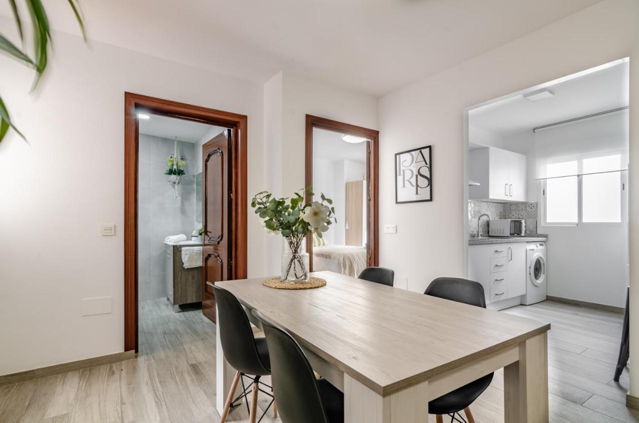 Wintowinrentals Your Home Steps From The Center マラガ エクステリア 写真