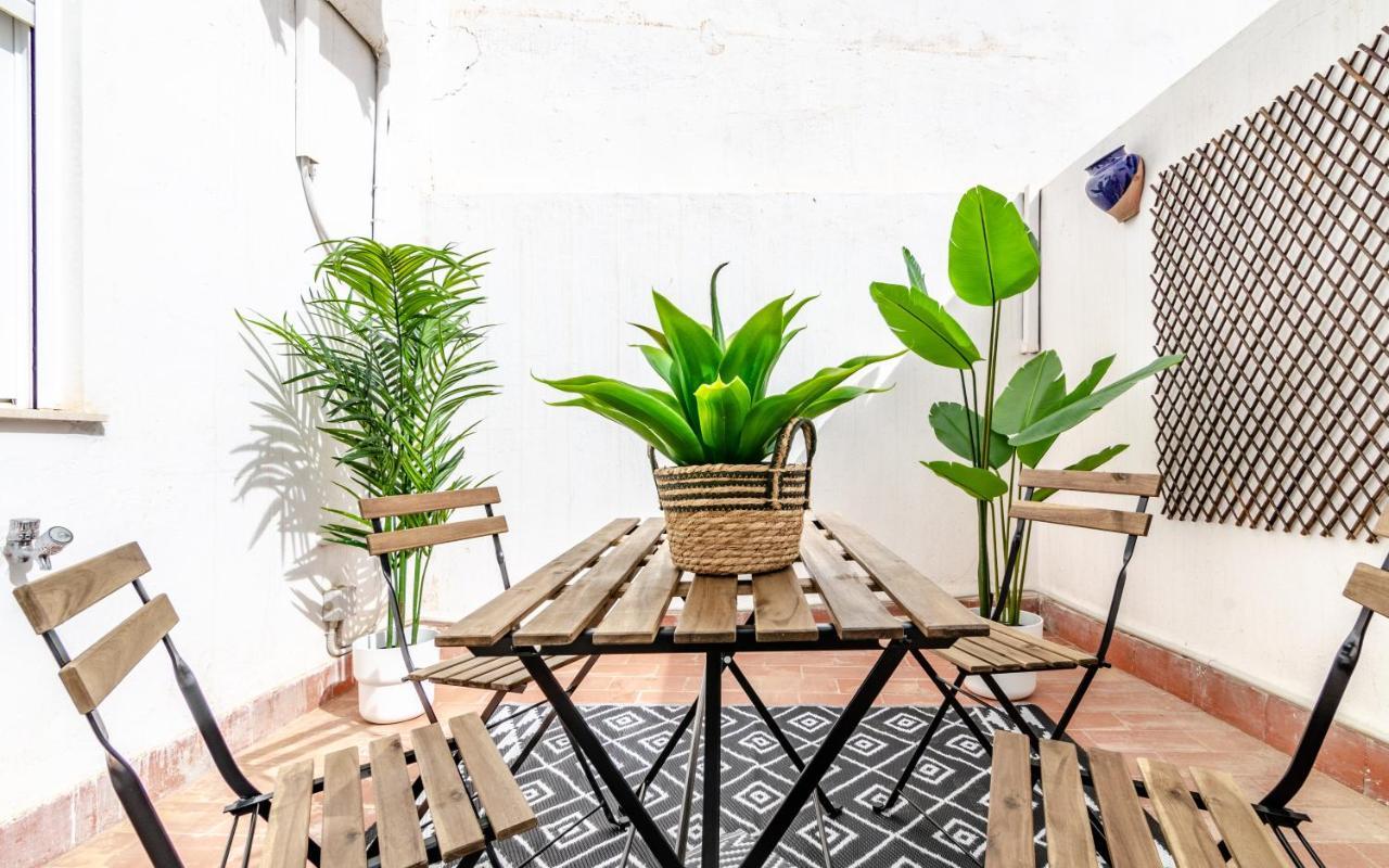 Wintowinrentals Your Home Steps From The Center マラガ エクステリア 写真