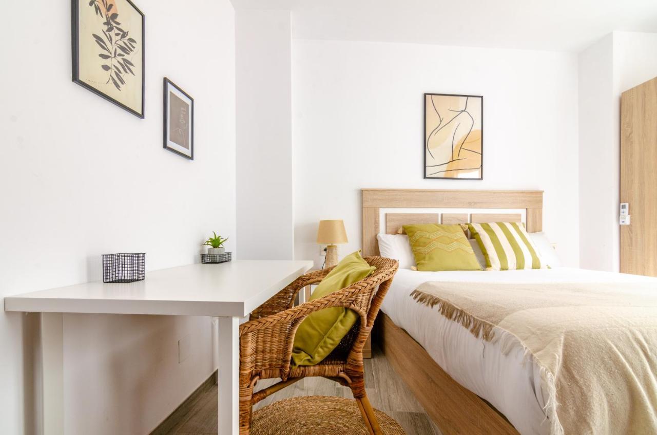 Wintowinrentals Your Home Steps From The Center マラガ エクステリア 写真