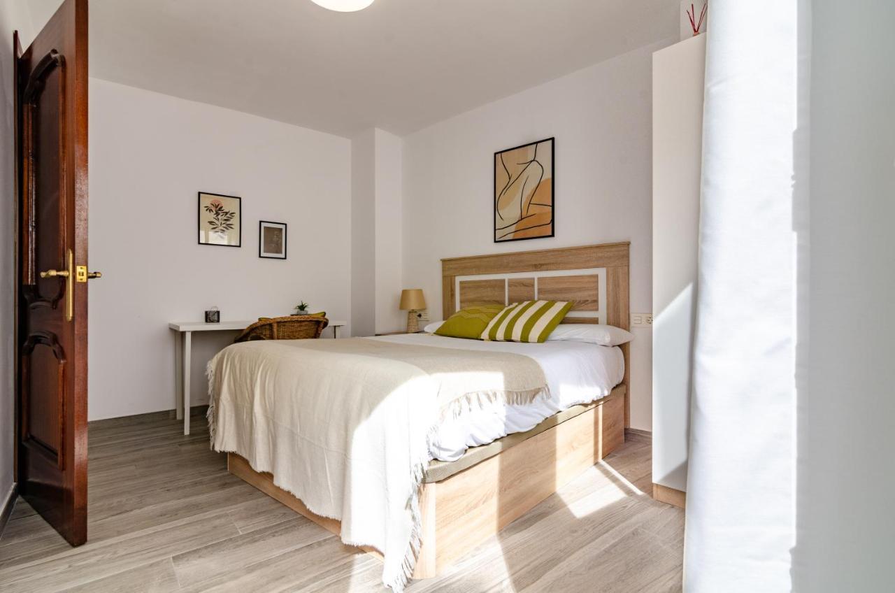 Wintowinrentals Your Home Steps From The Center マラガ エクステリア 写真