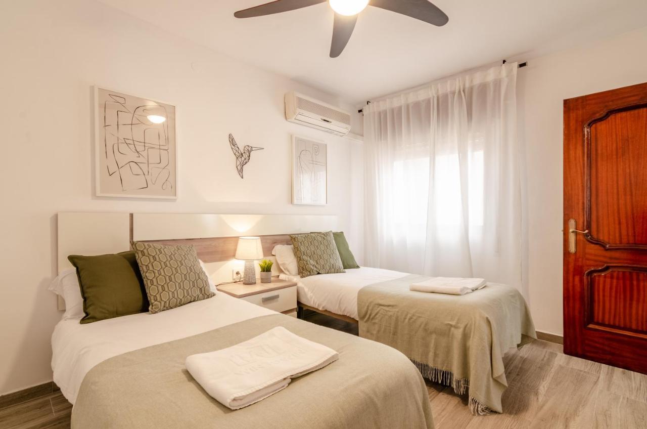 Wintowinrentals Your Home Steps From The Center マラガ エクステリア 写真