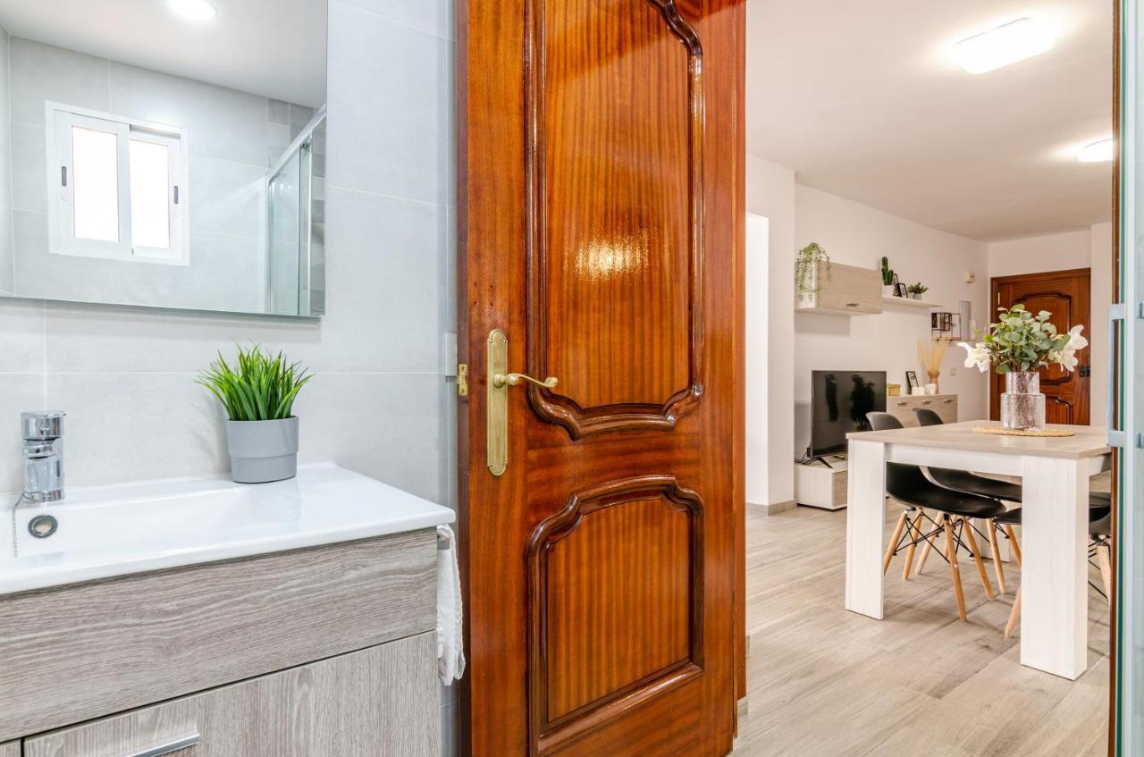 Wintowinrentals Your Home Steps From The Center マラガ エクステリア 写真