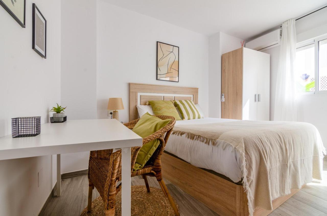 Wintowinrentals Your Home Steps From The Center マラガ エクステリア 写真
