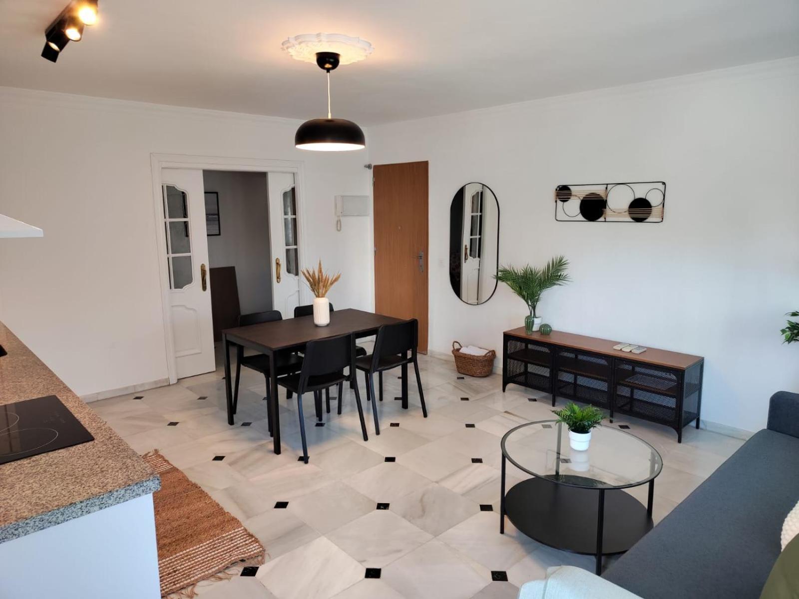 Wintowinrentals Your Home Steps From The Center マラガ エクステリア 写真