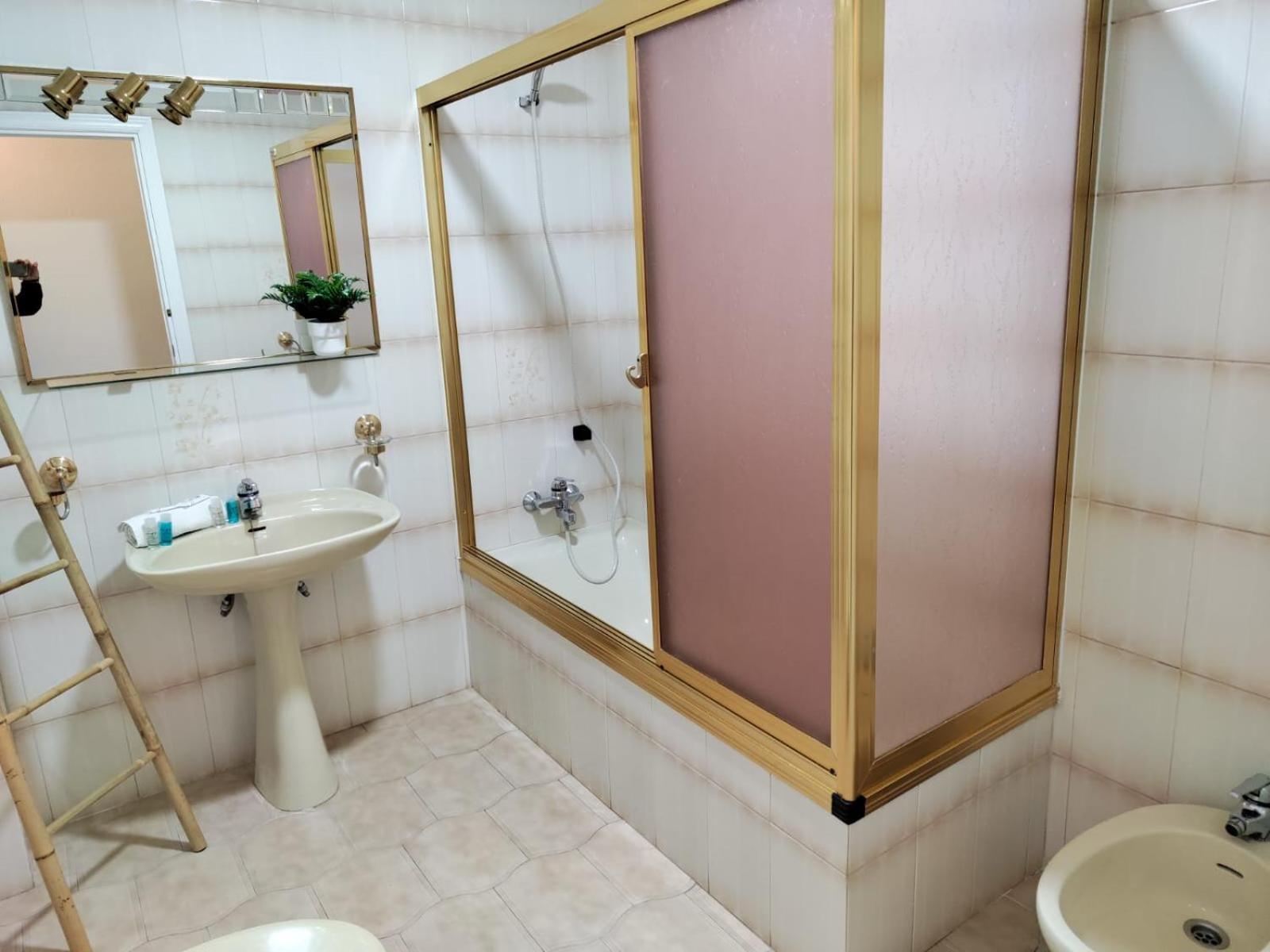 Wintowinrentals Your Home Steps From The Center マラガ エクステリア 写真