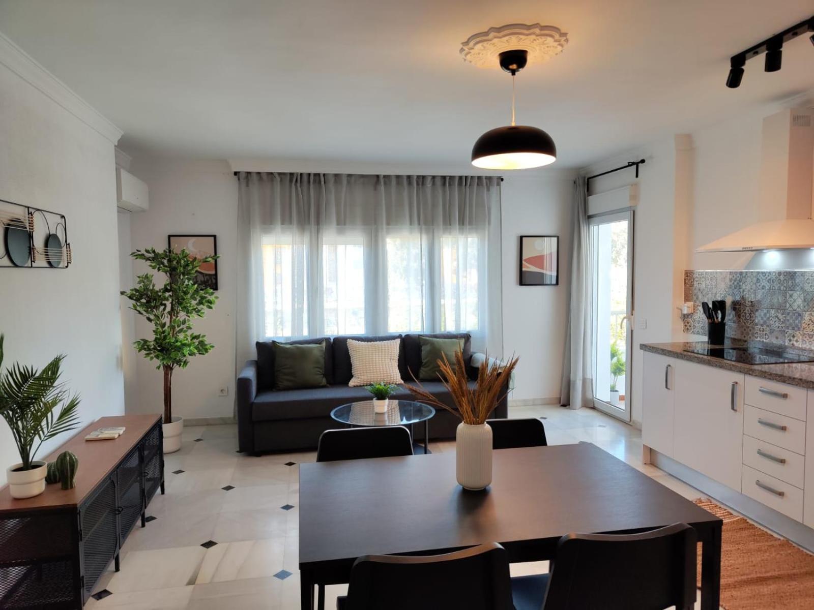 Wintowinrentals Your Home Steps From The Center マラガ エクステリア 写真