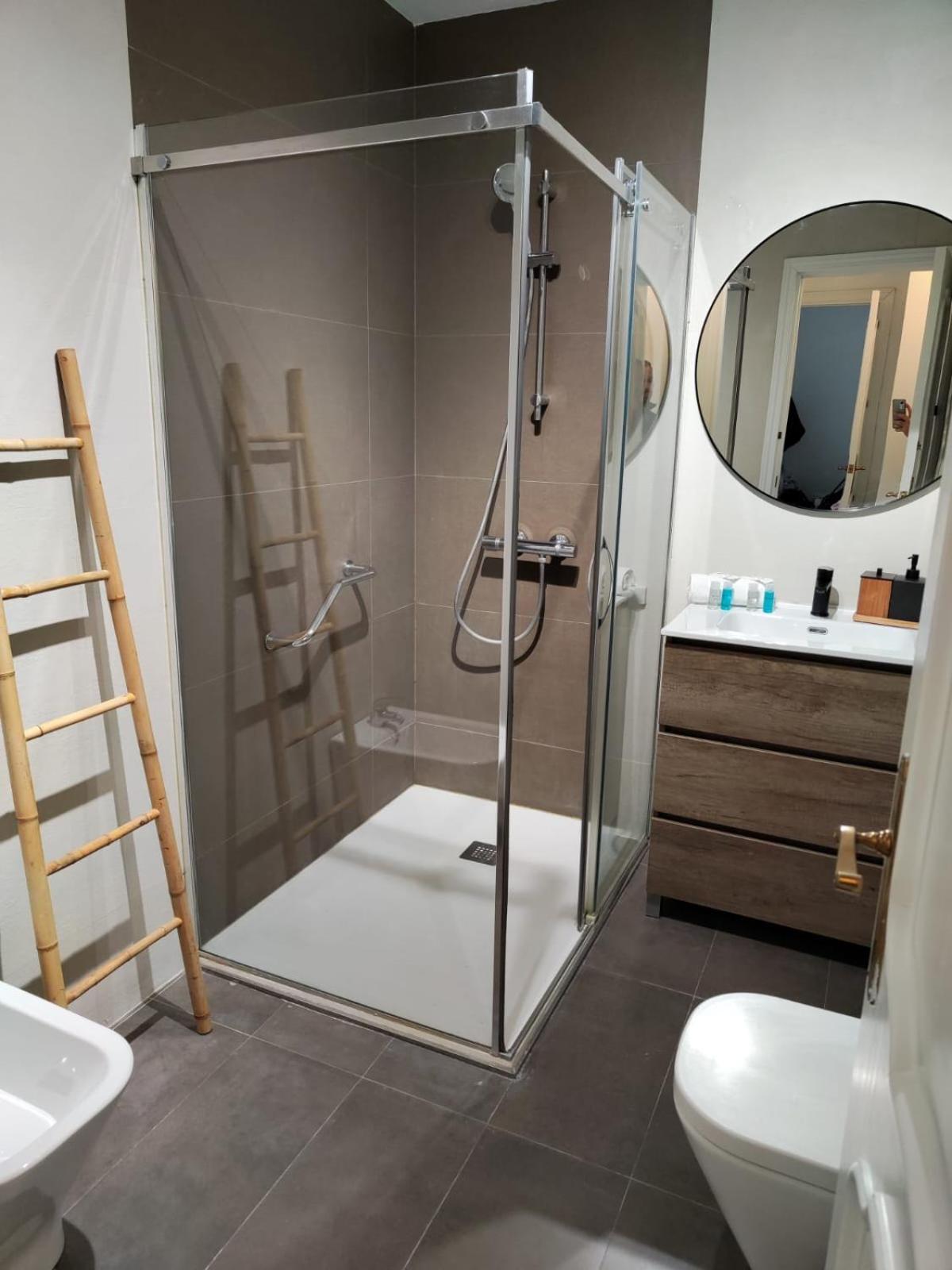 Wintowinrentals Your Home Steps From The Center マラガ エクステリア 写真