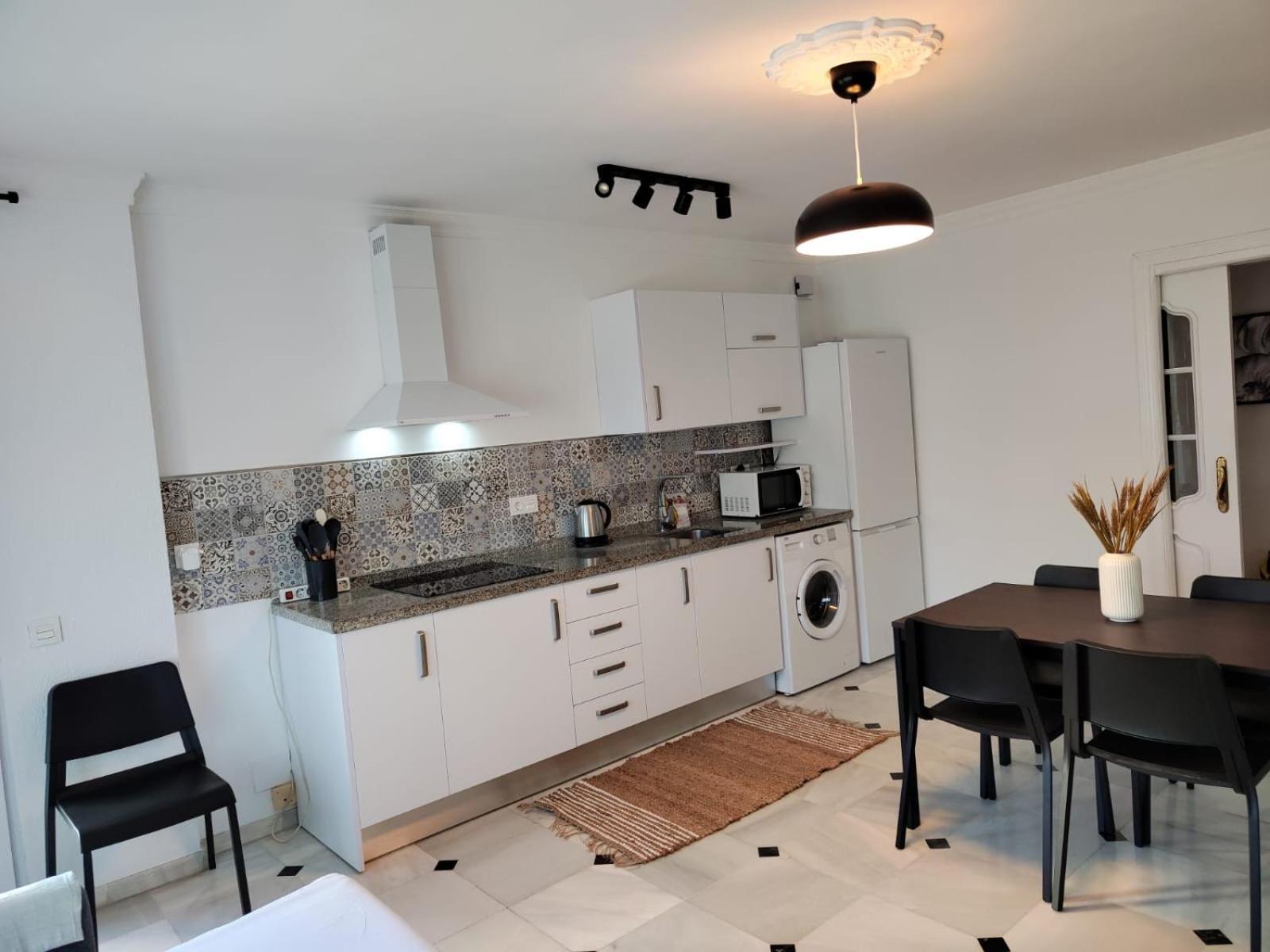 Wintowinrentals Your Home Steps From The Center マラガ エクステリア 写真