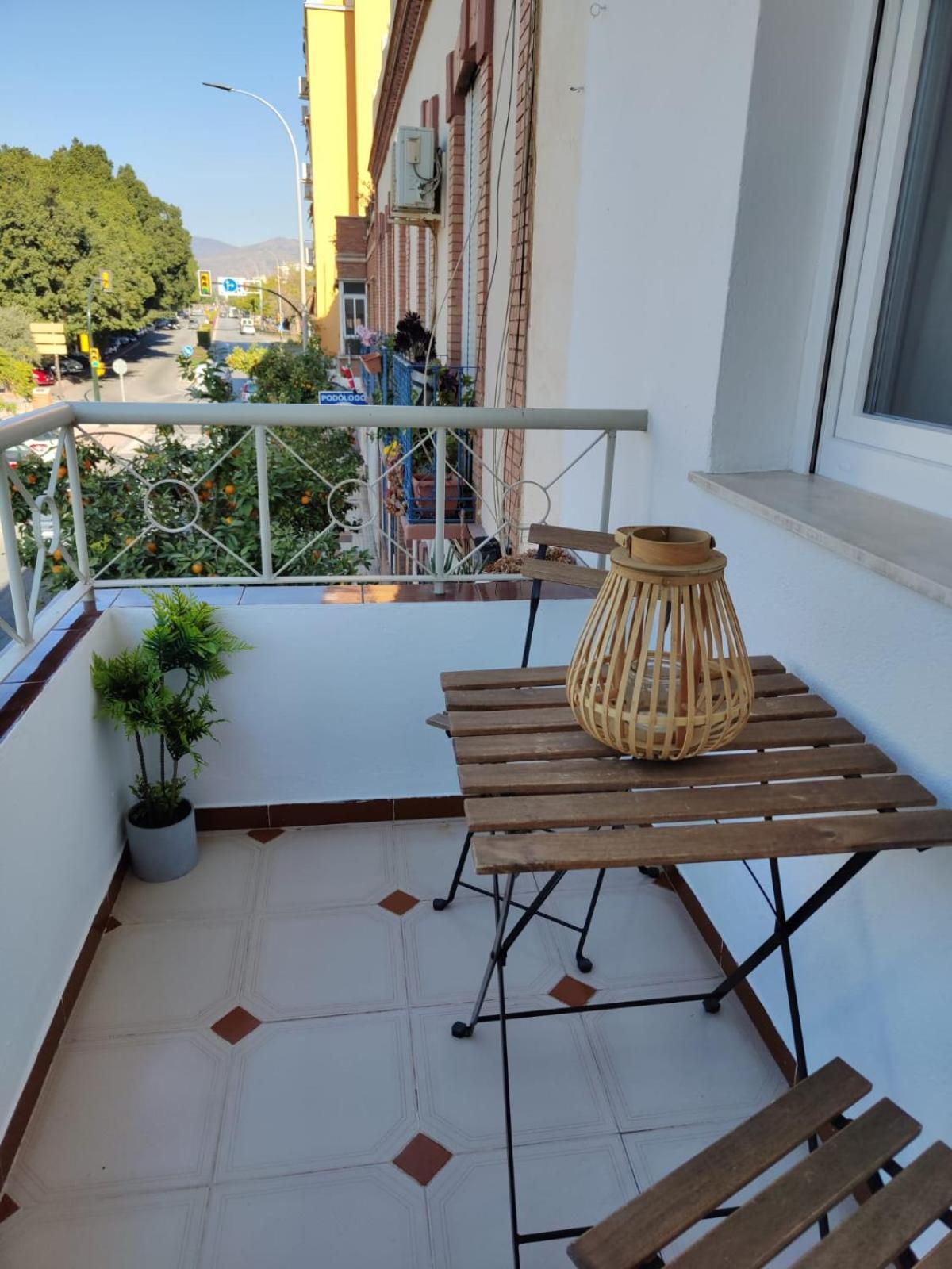 Wintowinrentals Your Home Steps From The Center マラガ エクステリア 写真