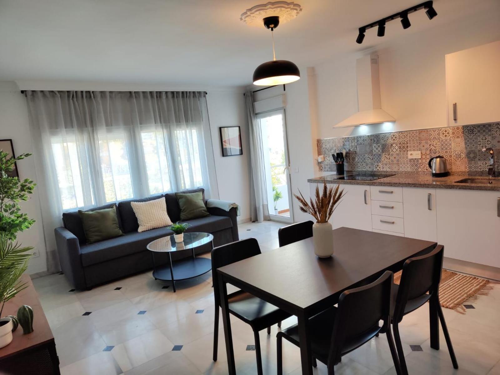 Wintowinrentals Your Home Steps From The Center マラガ エクステリア 写真