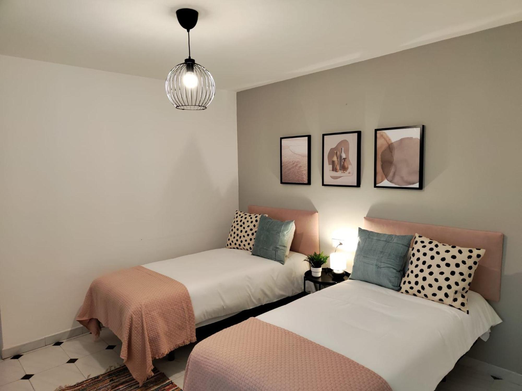 Wintowinrentals Your Home Steps From The Center マラガ エクステリア 写真