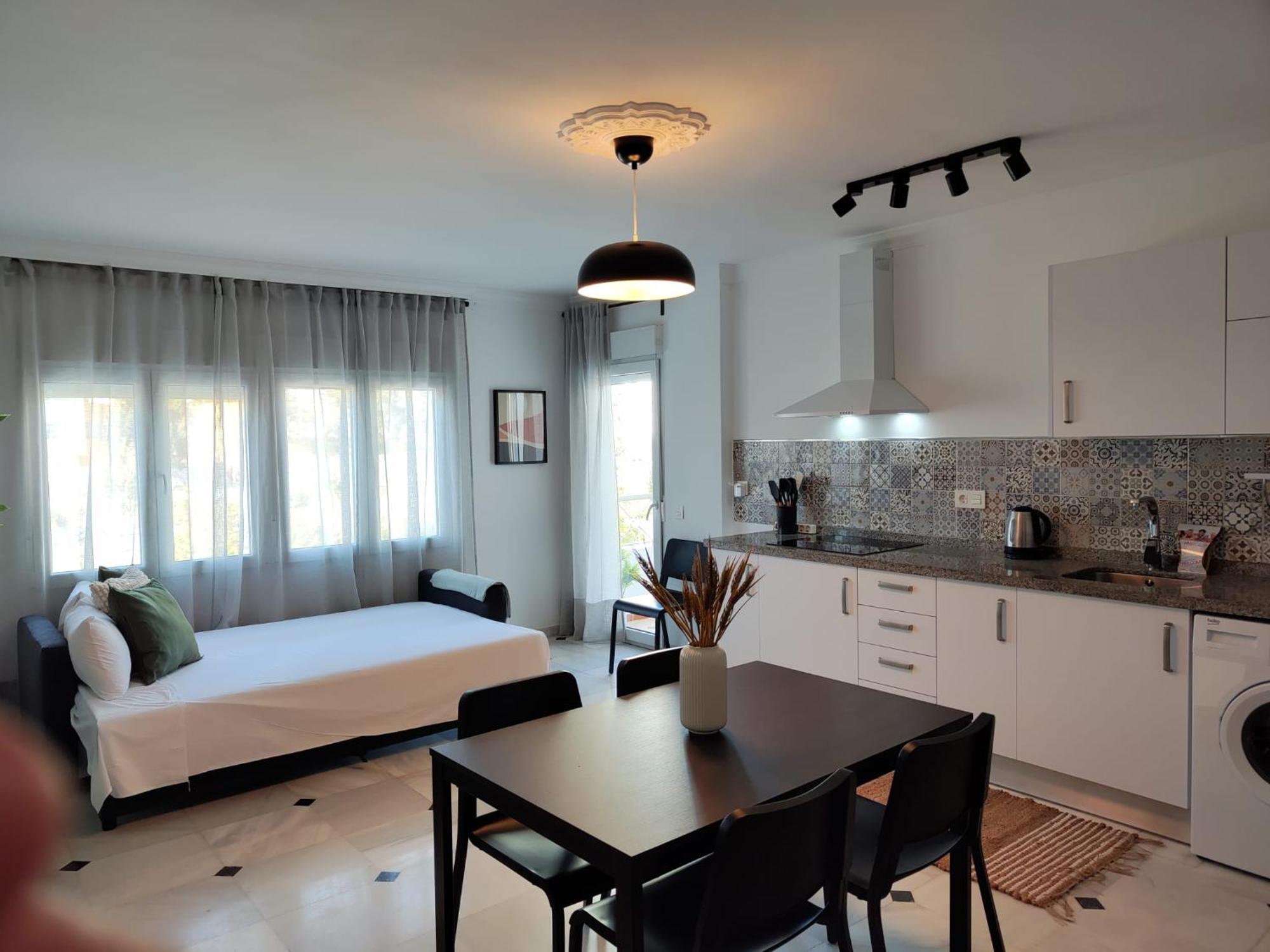 Wintowinrentals Your Home Steps From The Center マラガ エクステリア 写真