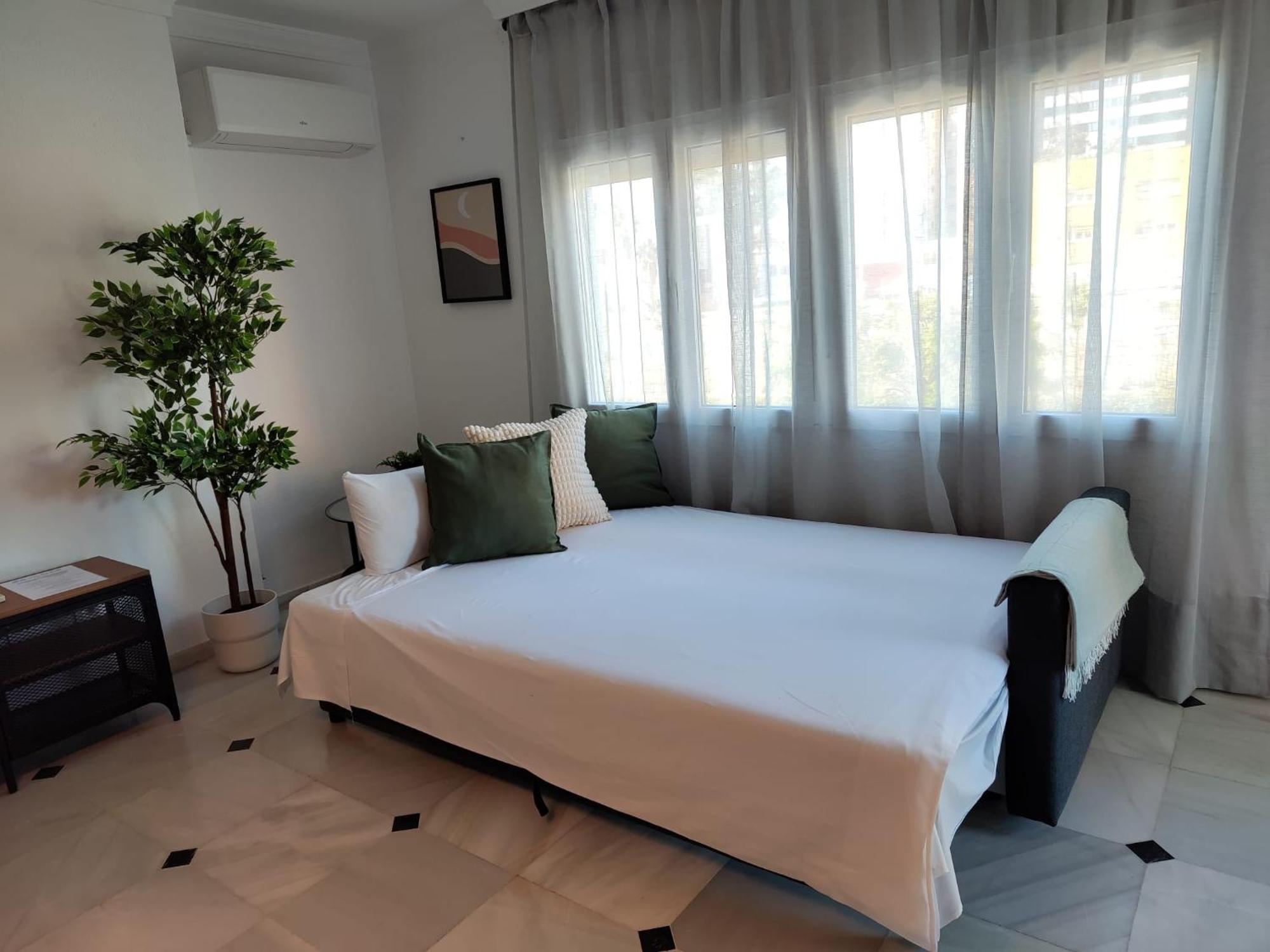 Wintowinrentals Your Home Steps From The Center マラガ エクステリア 写真