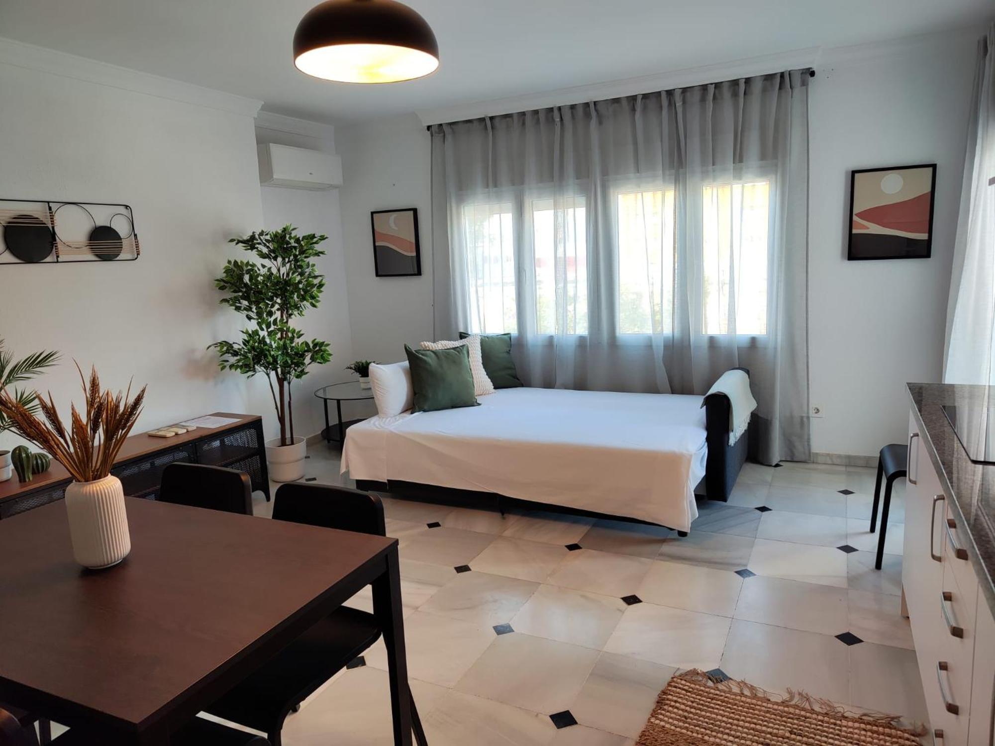 Wintowinrentals Your Home Steps From The Center マラガ エクステリア 写真