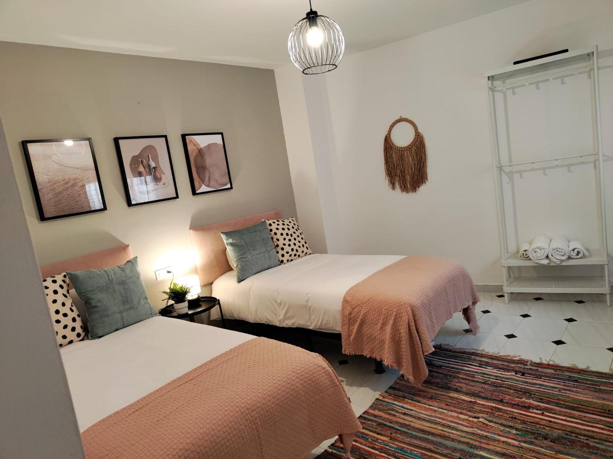 Wintowinrentals Your Home Steps From The Center マラガ エクステリア 写真